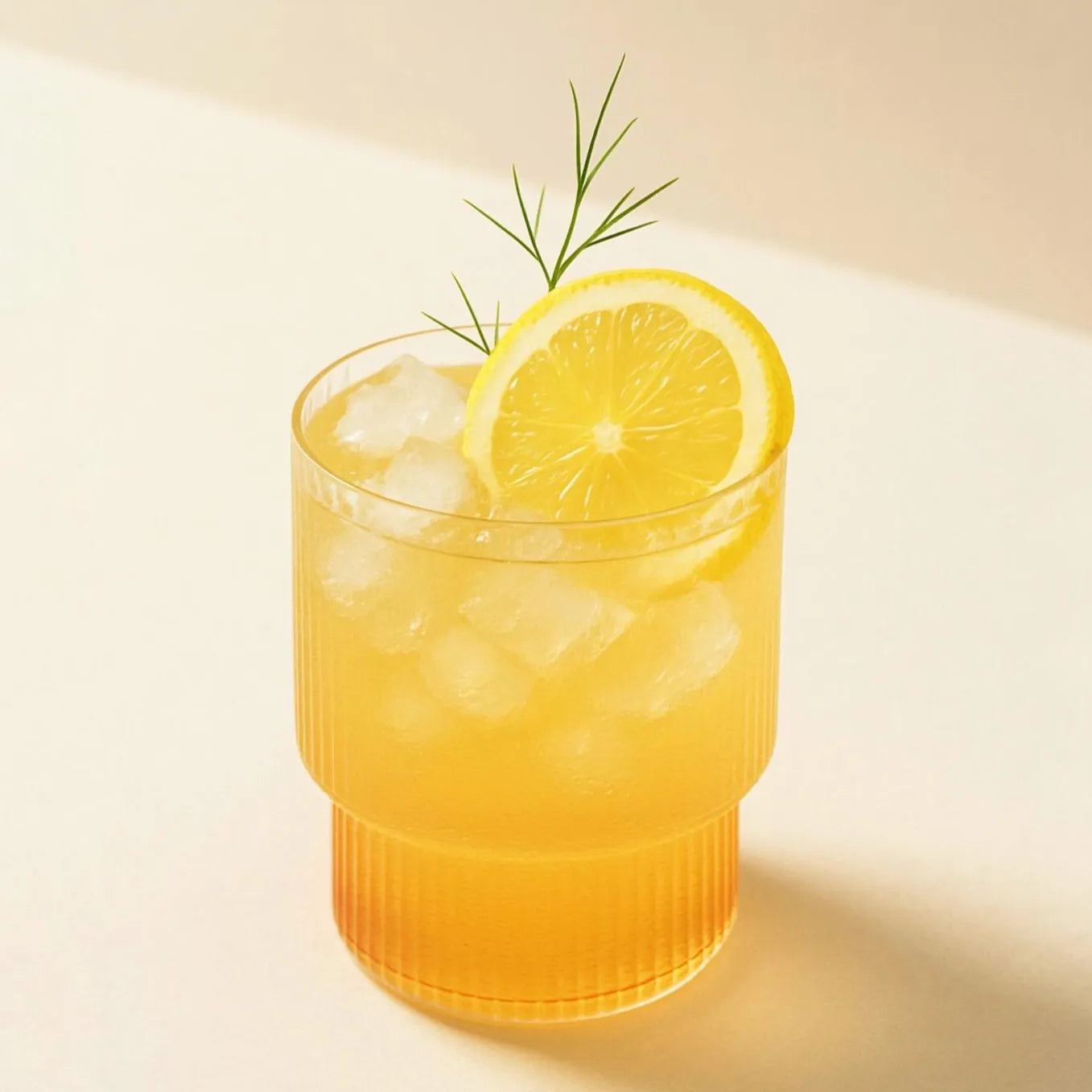 Daily Bucha Zitronen-Kombucha im Glas mit EiswĂŒrfeln und Zitronenscheibe serviert â erfrischendes GetrĂ€nk mit veganem Kollagen und Ballaststoffen